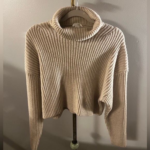 H&M Turtle Neck cropped sweater - Picture 2 of 7